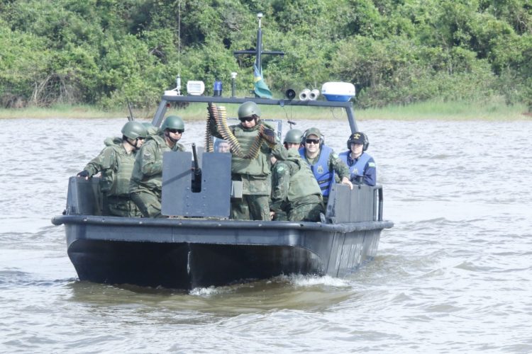 Marinha realiza exercício de patrulhamento no Lago de Itaipu
