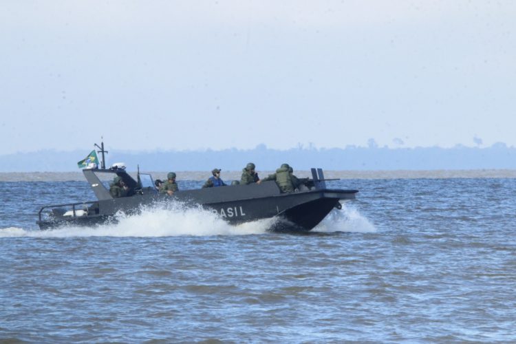 Marinha realiza exercício de patrulhamento no Lago de Itaipu