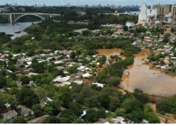 Mais de 100 famílias foram desabrigadas em Cidade do Leste pela cheia do Rio Paraná