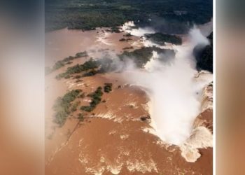 Parte de passarela do lado argentino das Cataratas é destruída pela correnteza