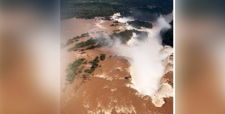 Parte de passarela do lado argentino das Cataratas é destruída pela correnteza