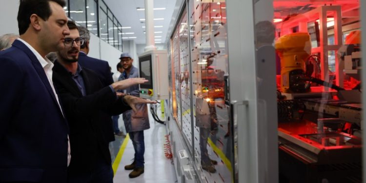 Cascavel ganha a maior fábrica de painéis fotovoltaicos do Brasil