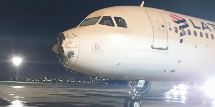 Avião que pousou em Foz chegou em Assunção sem um motor e para-brisa quebrado