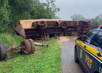Condutor sofre mal súbito, tomba caminhão na BR-277 e fica preso às ferragens