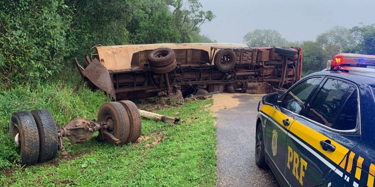 Condutor sofre mal súbito, tomba caminhão na BR-277 e fica preso às ferragens
