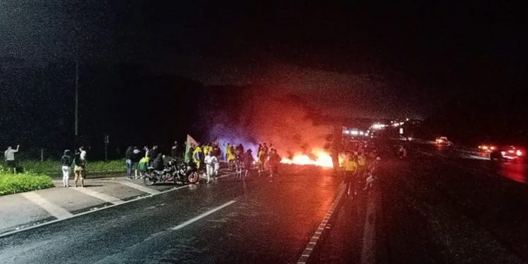 Manifestantes bloqueiam estradas no Paraná após resultado das eleições