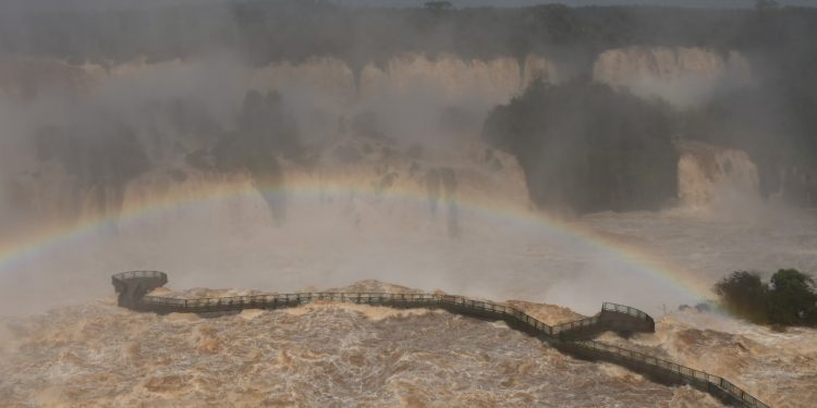 Cataratas do Iguaçu atinge vazão de 16 milhões de litros por segundo