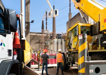 Manutenção da Itaipu substitui equipamentos de alta tensão em funcionamento há 40 anos