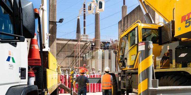 Manutenção da Itaipu substitui equipamentos de alta tensão em funcionamento há 40 anos