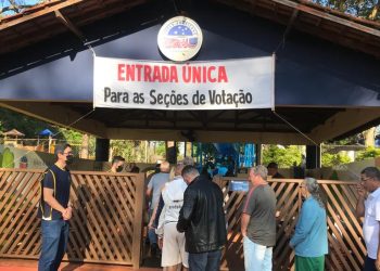 Eleitores relatam mais de 1 hora de espera em fila para votar em Foz do Iguaçu