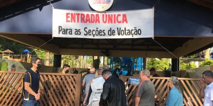 Eleitores relatam mais de 1 hora de espera em fila para votar em Foz do Iguaçu