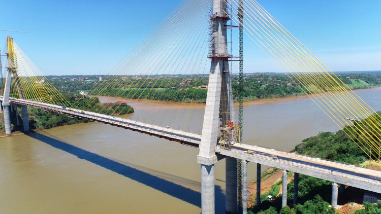Empresa inicia colocação do asfalto na Ponte da Integração