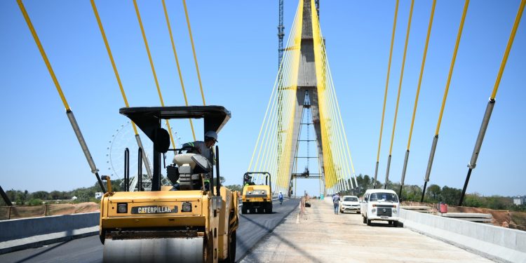 Empresa inicia colocação do asfalto na Ponte da Integração