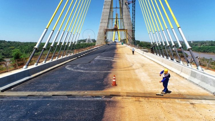 Empresa inicia colocação do asfalto na Ponte da Integração