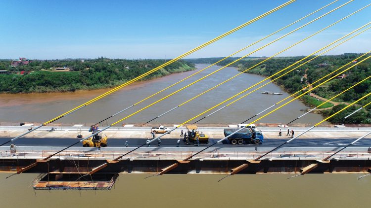 Empresa inicia colocação do asfalto na Ponte da Integração