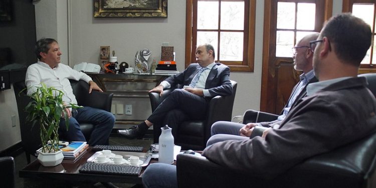 Prefeito e cônsul do Brasil em CDE discutem soluções para brasileiros que vivem no Paraguai