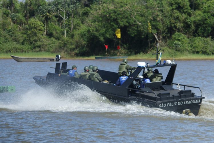 Marinha realiza exercício de patrulhamento no Lago de Itaipu