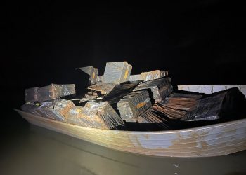 PF localiza barco com 40 caixas de cigarros contrabandeados no Lago de Itaipu