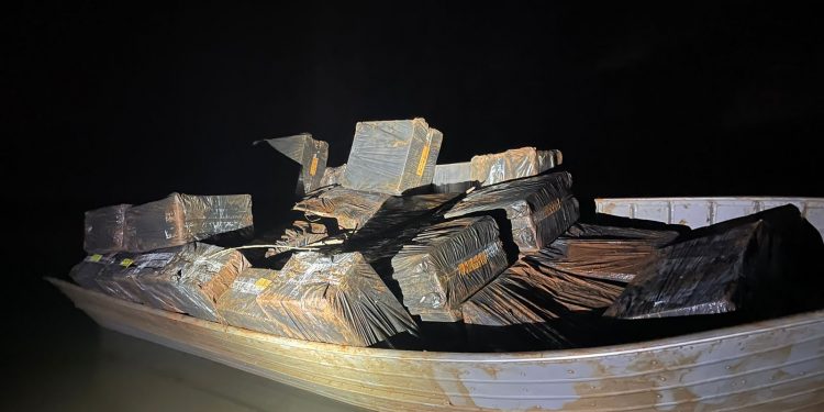 PF localiza barco com 40 caixas de cigarros contrabandeados no Lago de Itaipu