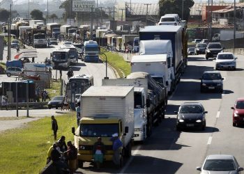 Caminhoneiros e taxistas recebem auxílio nesta terça-feira