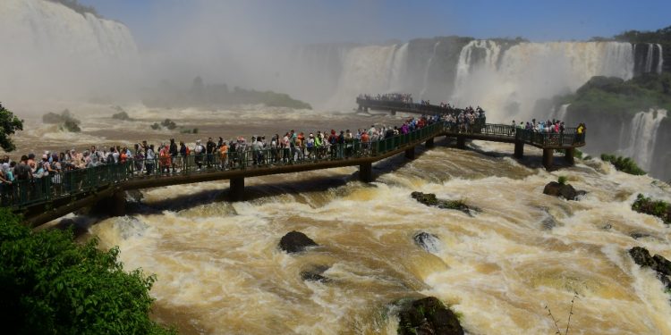 Passarela das Cataratas do Iguaçu é liberada; Vazão é de 10,1 milhões de litros por segundo