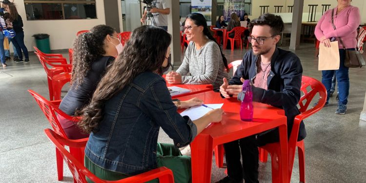 Feirão de Empregos abre 400 vagas de trabalho em hotéis, bares e restaurantes em Foz