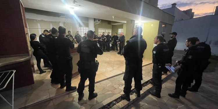 Polícia cumpre mandados contra suspeitos de tráfico de drogas no Norte do Paraná