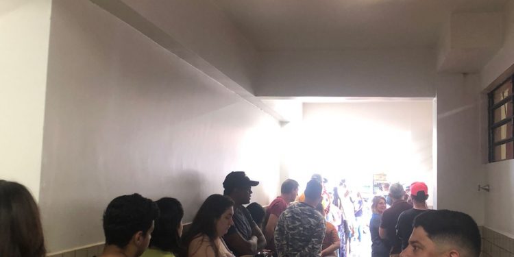 Horário de votação termina, e quem continua na fila receberá senha