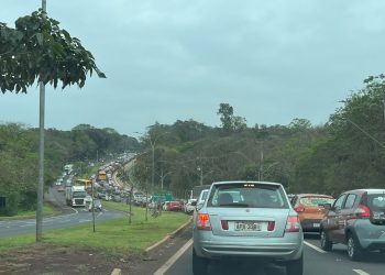 Congestionamento é registrado diariamente na Avenida Paraná, entre viaduto e Araucária