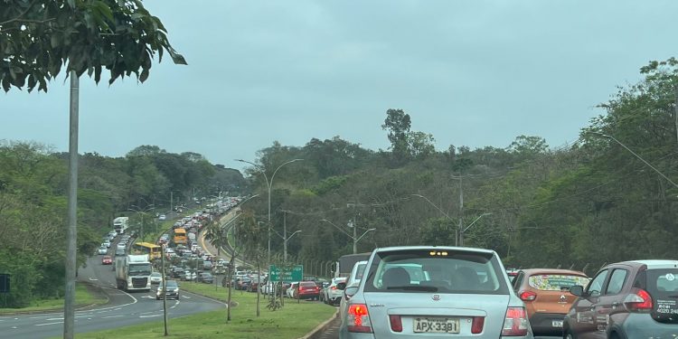 Congestionamento é registrado diariamente na Avenida Paraná, entre viaduto e Araucária
