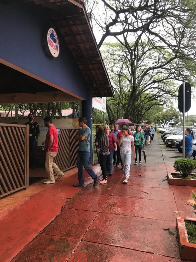 Chuva não espanta eleitores em Foz do Iguaçu