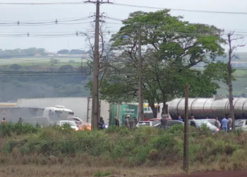 Manifestantes bloqueiam trechos da BR-277