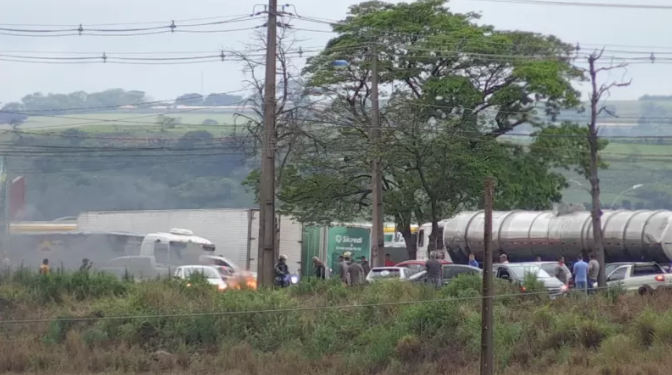 Manifestantes bloqueiam trechos da BR-277