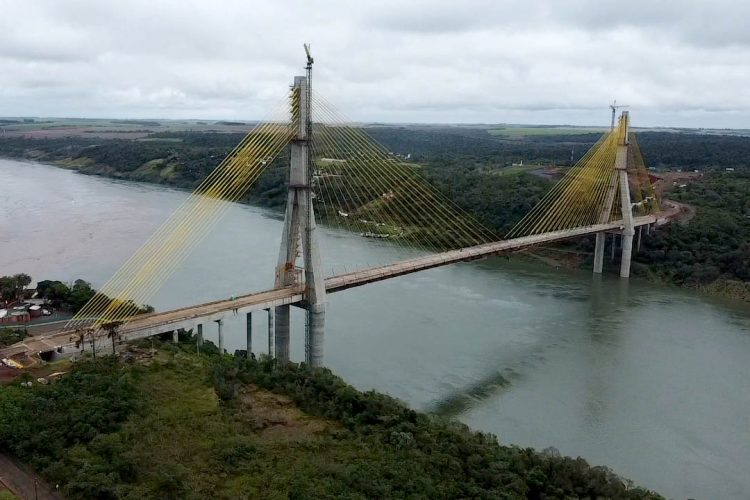 Empresa inicia colocação do asfalto na Ponte da Integração