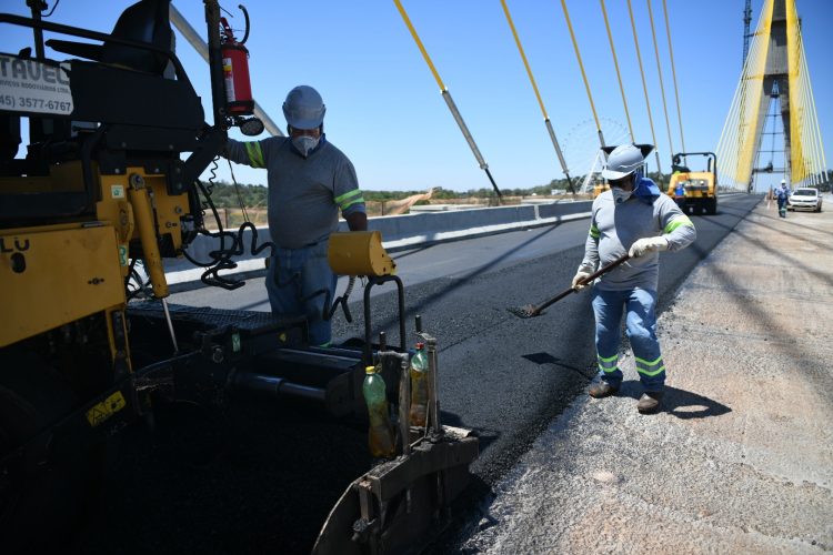 Empresa inicia colocação do asfalto na Ponte da Integração