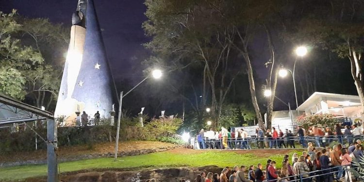 Milhares de féis chegam ao Santuário de Nossa Senhora Aparecida, em Itaipulândia