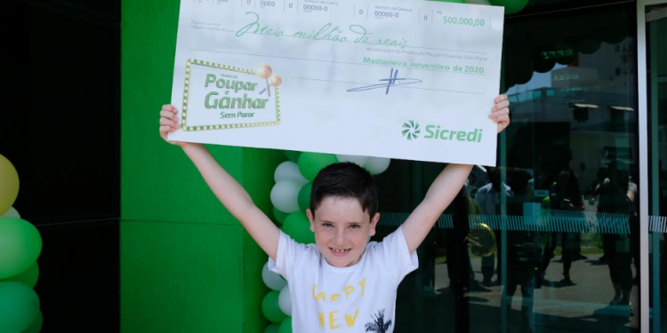 Campanha do Sicredi celebra mês da poupança com sorteio especial de meio milhão de reais