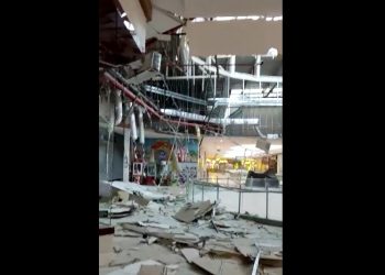 Gesso de teto em shopping de Foz do Iguaçu desaba durante reforma