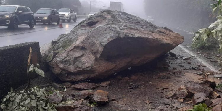 Risco de novos deslizamentos mantém interdição parcial da BR 277, em Morretes