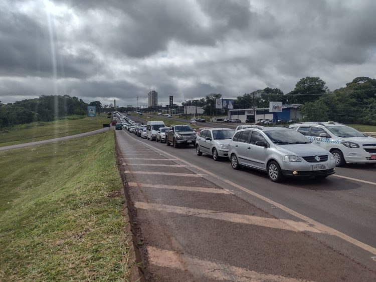 Feriadão de congestionamento nas fronteiras em Foz do Iguaçu