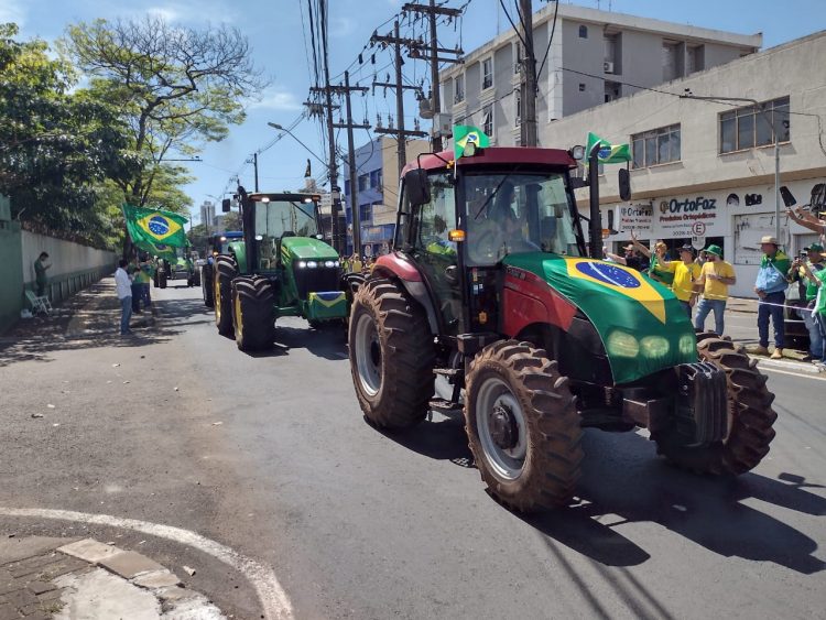 Manifestantes promovem “tratoraço” em Foz do Iguaçu