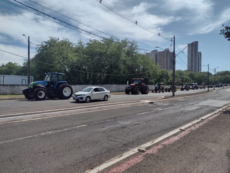 Manifestantes promovem “tratoraço” em Foz do Iguaçu