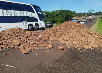 Entulho na pista põe em risco a segurança de motoristas na BR 277, em Céu Azul