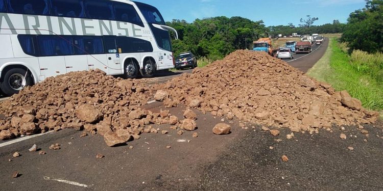 Entulho na pista põe em risco a segurança de motoristas na BR 277, em Céu Azul