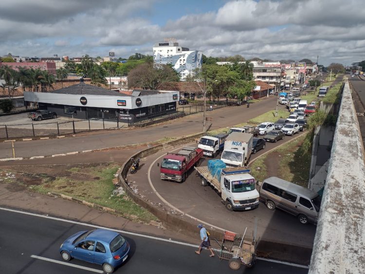 Feriadão de congestionamento nas fronteiras em Foz do Iguaçu
