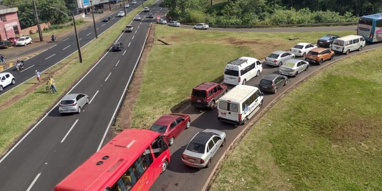 Feriadão de congestionamento nas fronteiras em Foz do Iguaçu