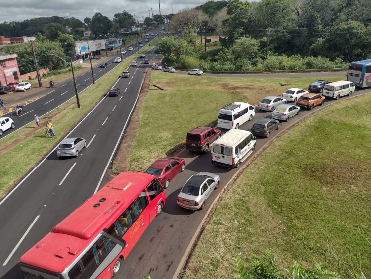 Feriadão de congestionamento nas fronteiras em Foz do Iguaçu