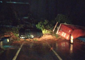 Deslizamento de terra atinge veículos na BR-376 em Guaratuba