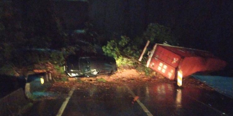 Deslizamento de terra atinge veículos na BR-376 em Guaratuba