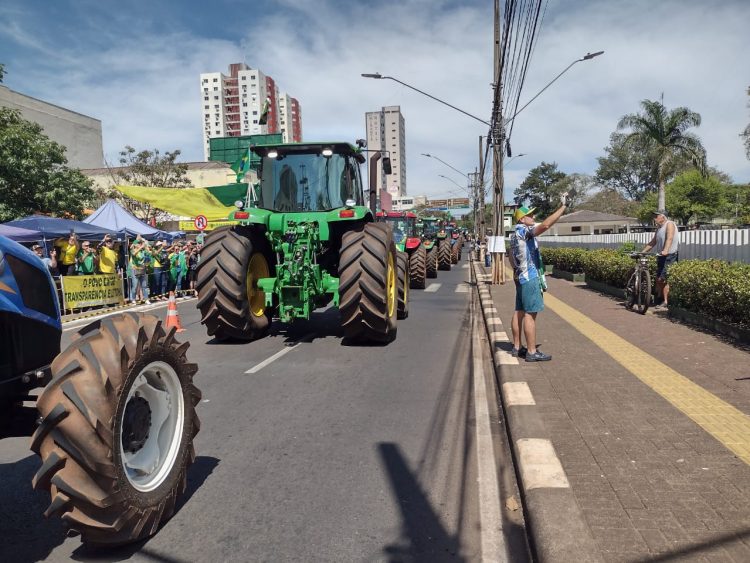 Manifestantes promovem “tratoraço” em Foz do Iguaçu